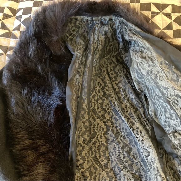 Vintage 1960’s cardigan sweater with fur collar - Picture 3 of 3